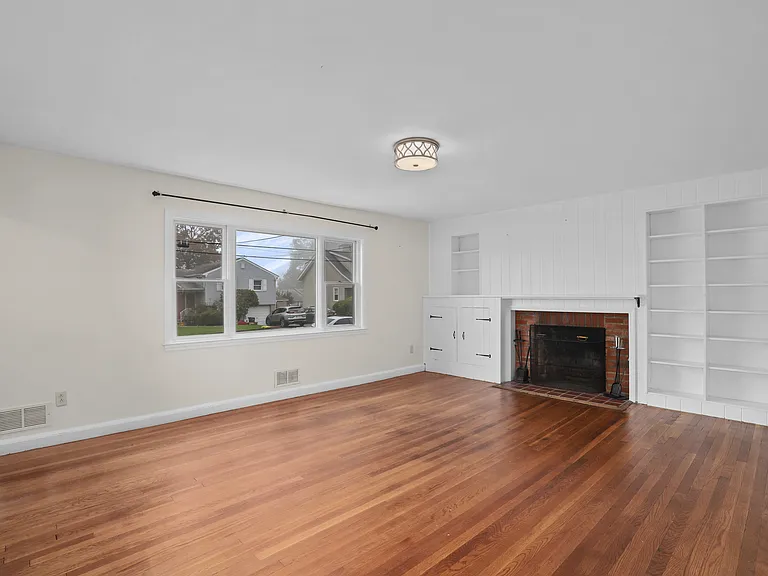 216 S Poe St — Photo 6