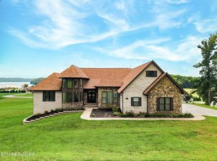 1005 Enchanted Dr, Dandridge, TN 37725