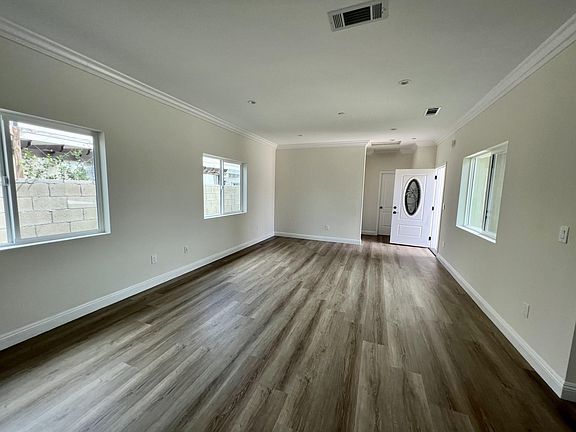 4th image of 3160 Bartlett Ave