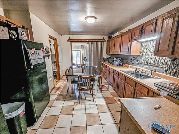 2nd image of 819 Buckley St