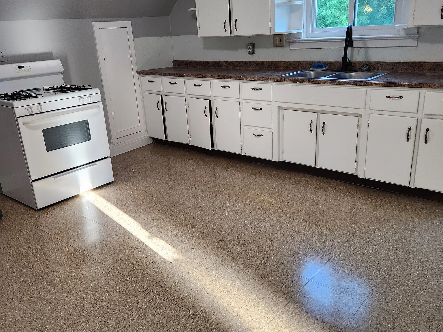 2 bed, 900 sqft, $1,350 — Photo 3