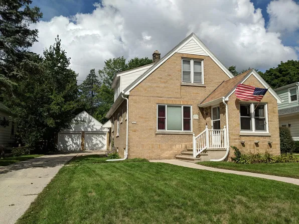242 Edgewood Ln, West Bend, WI 53095