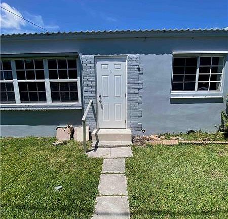 2nd image of 2125 Bay Dr #A