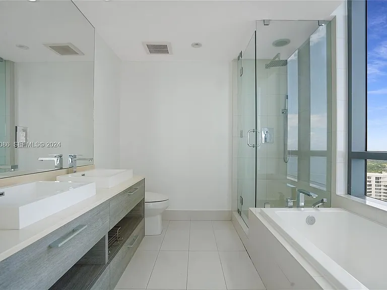 650 NE 32nd St #1307 — Photo 7