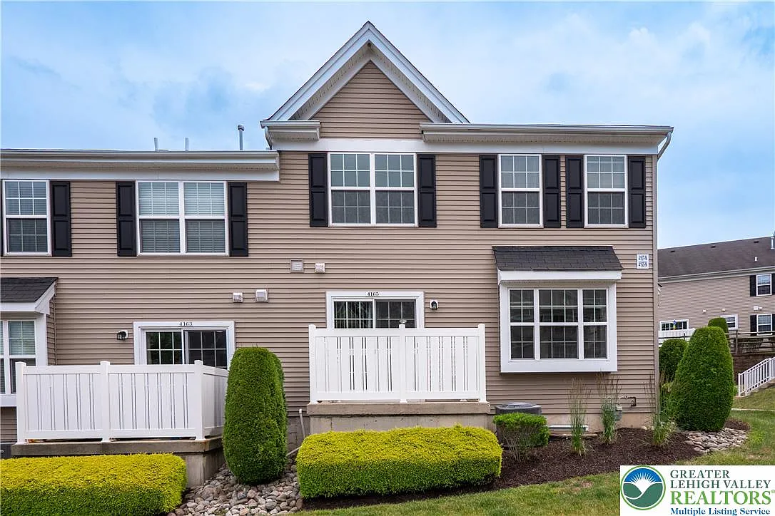 3 bed, 2.5 bath, 1730 sqft, $2,600 — Photo 3