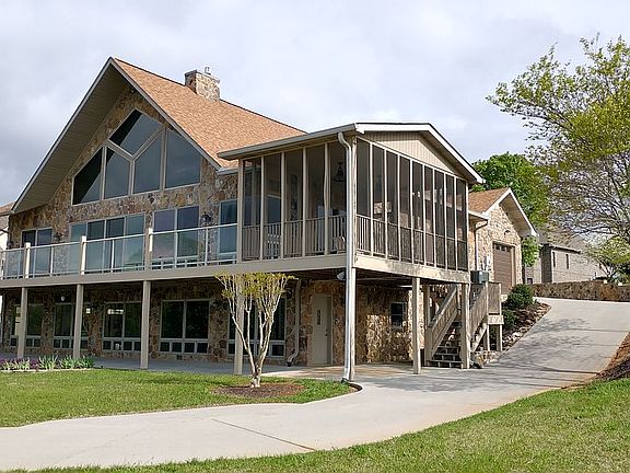 Screen room & Apt. entrance