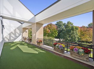 240 Whistler Rd APT 1E, Highland Park, IL 60035