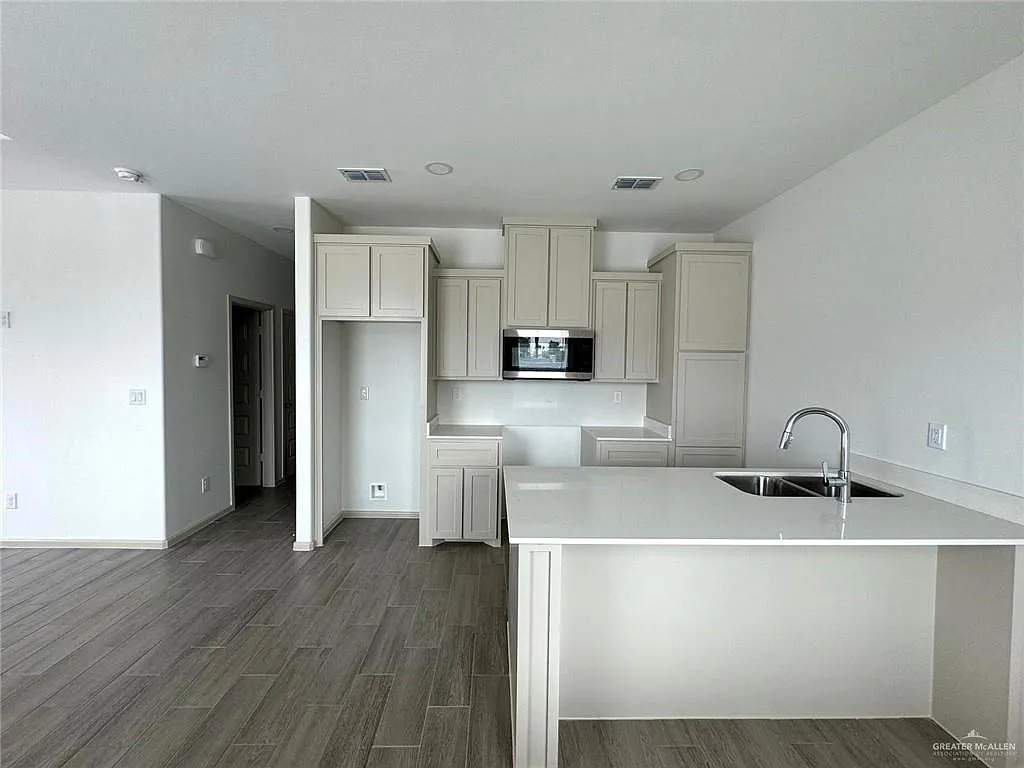 1 bed, 1.0 bath, 671 sqft, $985 — Photo 3