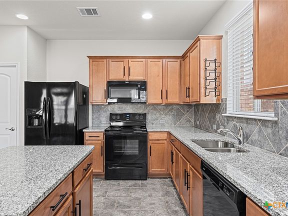 5th image of 1214 Daffodil Dr