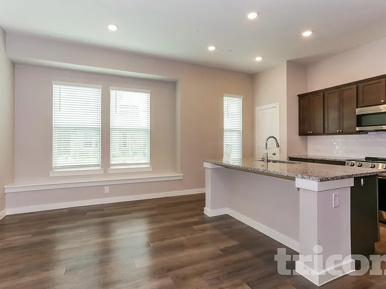 1034 Fallgate Dr — Photo 4