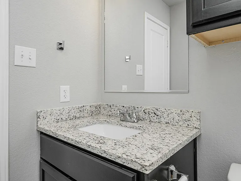 1368 Kingsgate Dr — Photo 48