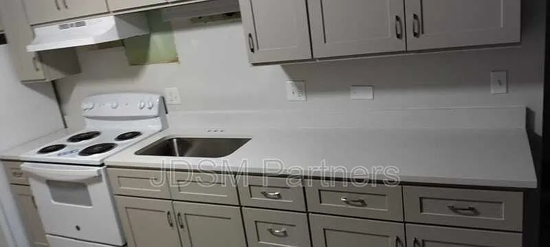 1 bed, 1.0 bath, 750 sqft, $925 — Photo 3
