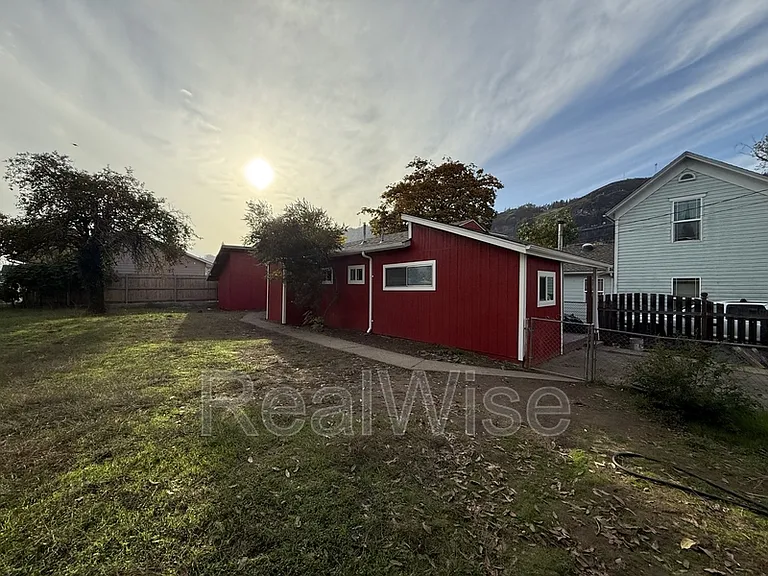 173 SE Lane Ave — Photo 1