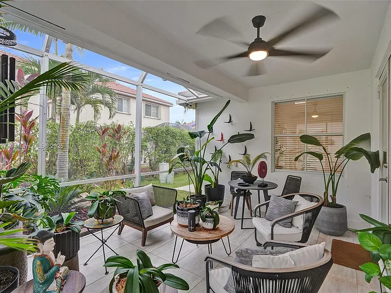 1725 Winterberry Ln — Photo 48