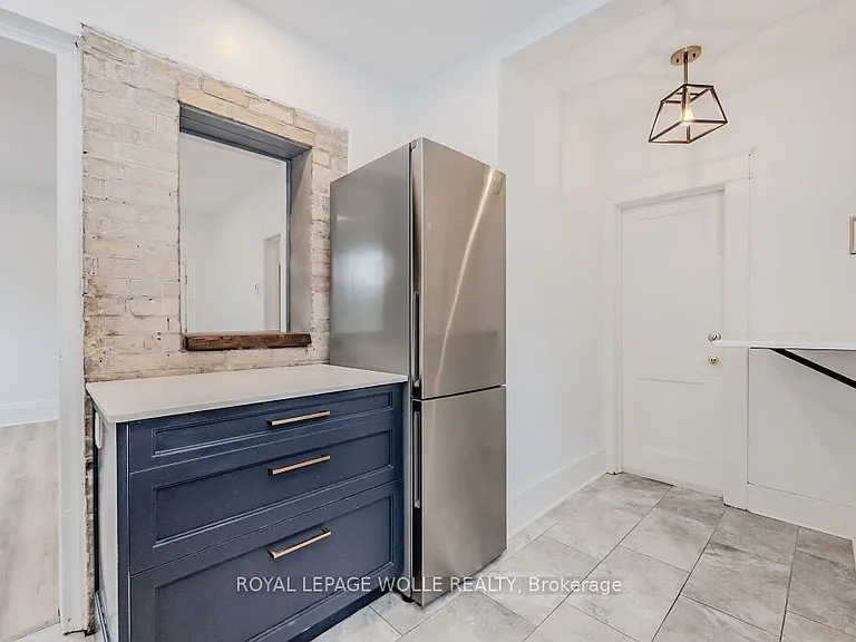 76 Wellington St N #A — Photo 4