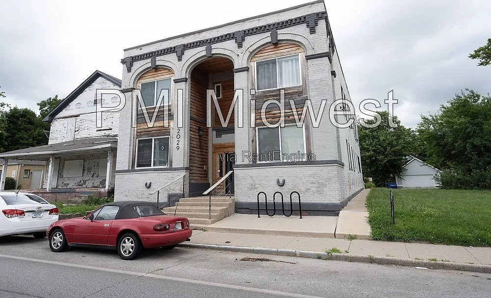 1 bed, 1.0 bath, 750 sqft, $949 — Photo 2
