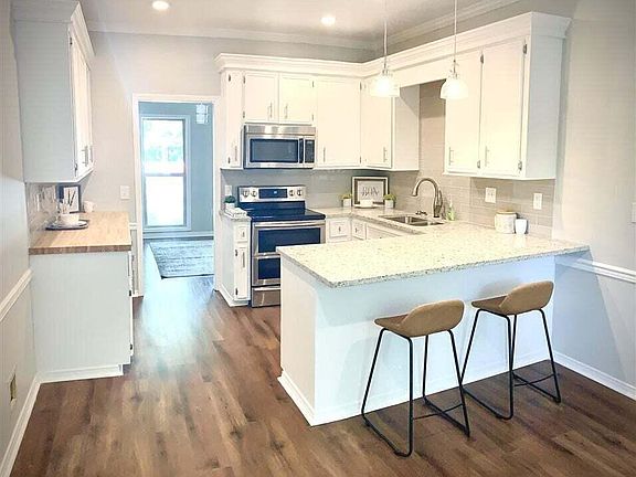 3rd image of 209 Pembroke Dr