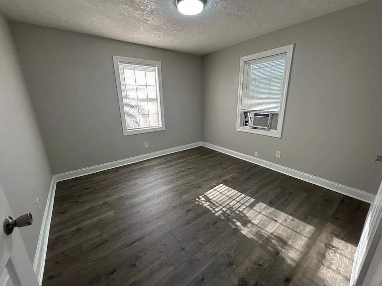 112 Holland Ave — Photo 5