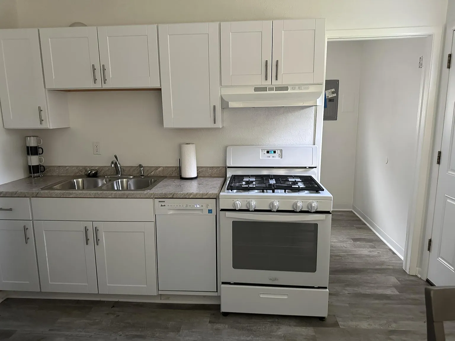 3 bed, 1.0 bath, 960 sqft, $910 — Photo 2