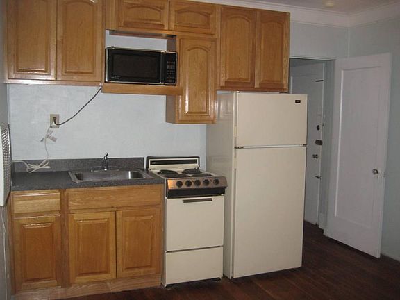 4th image of 2106 Hyde Pkwy APT 2