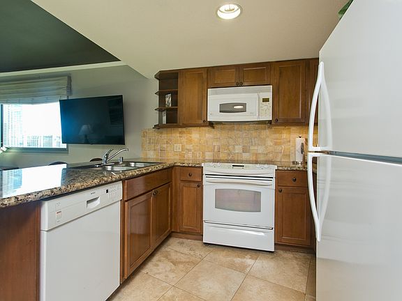 5th image of 2045 Kalakaua Ave APT 807
