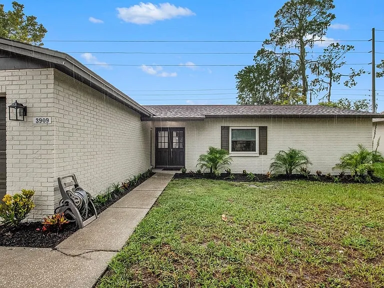 3909 Briarlake Dr — Photo 2