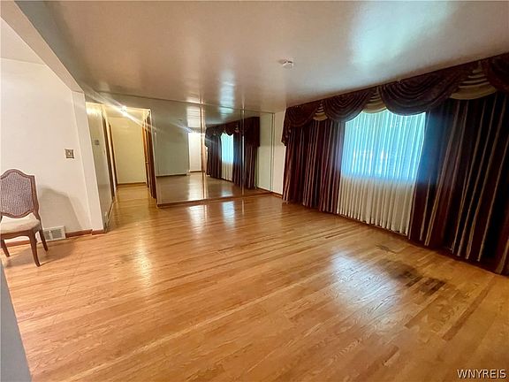 3rd image of 1054 Woodstock Ave