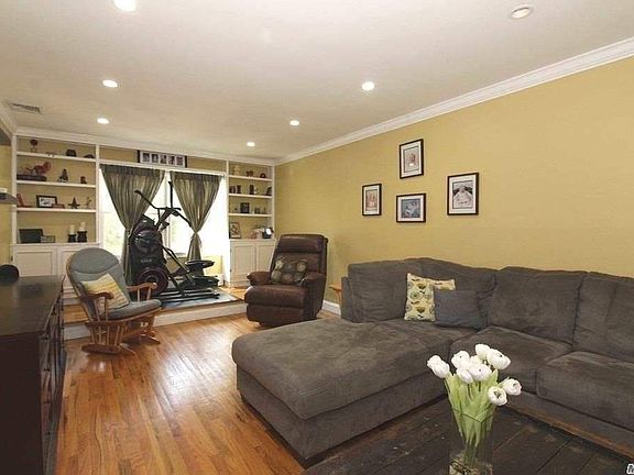4th image of 8 Laura Ln
