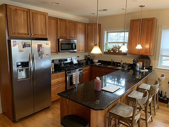 4th image of 1055 W Wolfram St #10449420