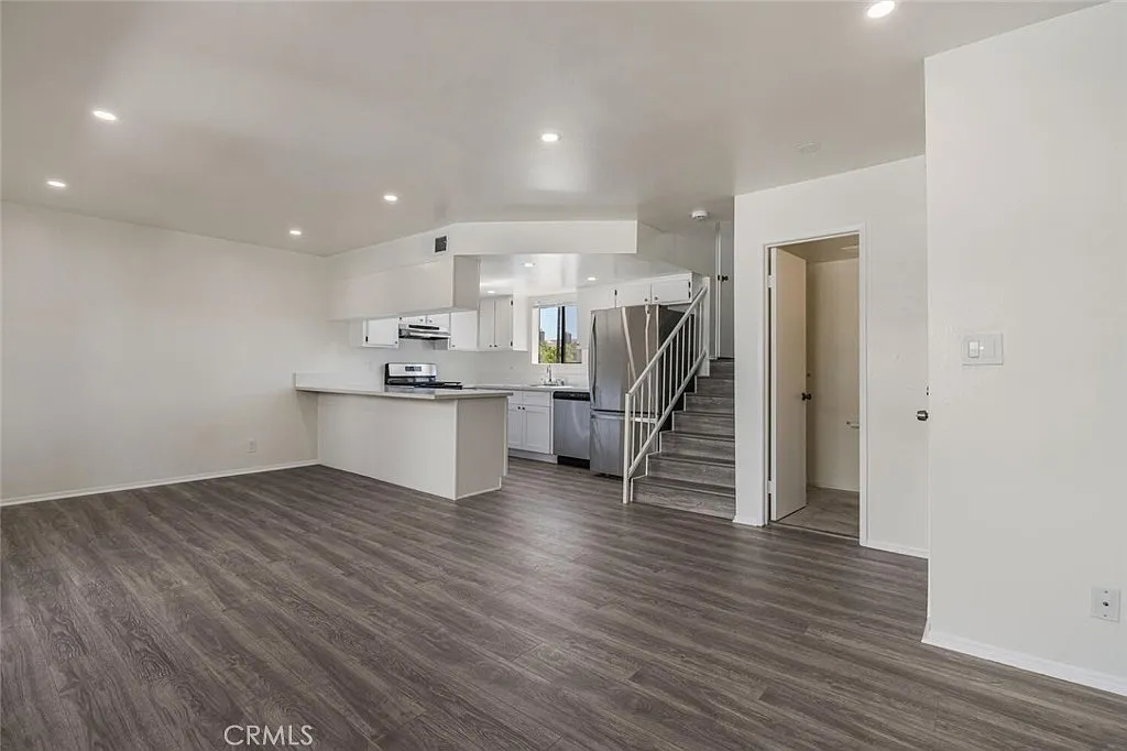 2 bed, 1.5 bath, 1030 sqft, $3,300 — Photo 2
