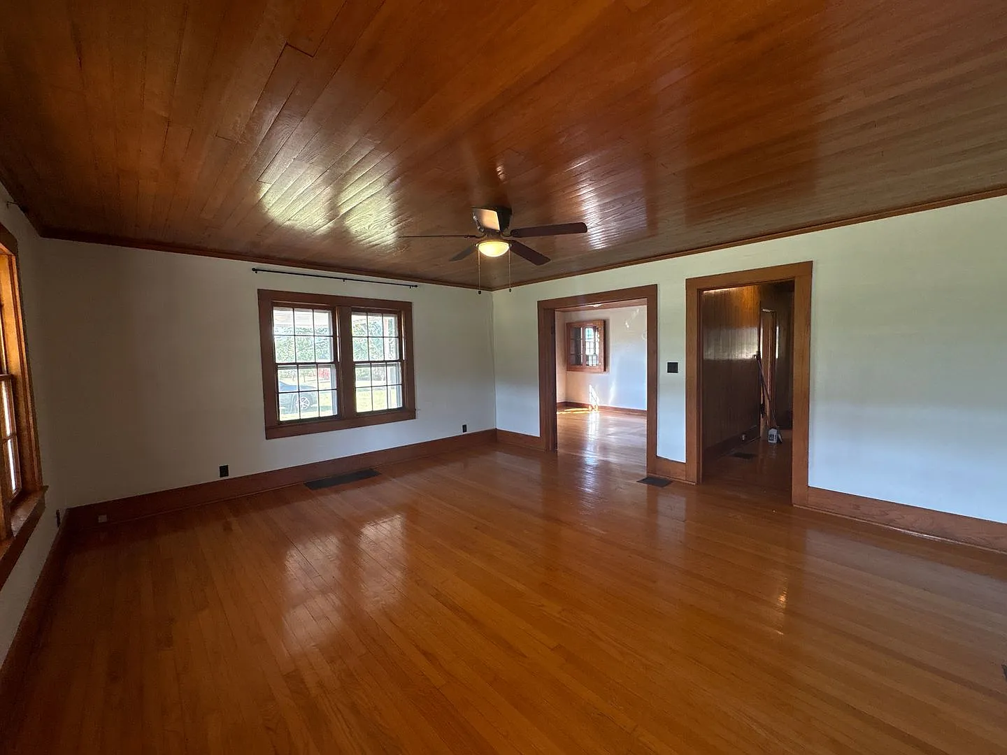 Country Farmhouse with Beautiful Mountain Views! — Photo 4
