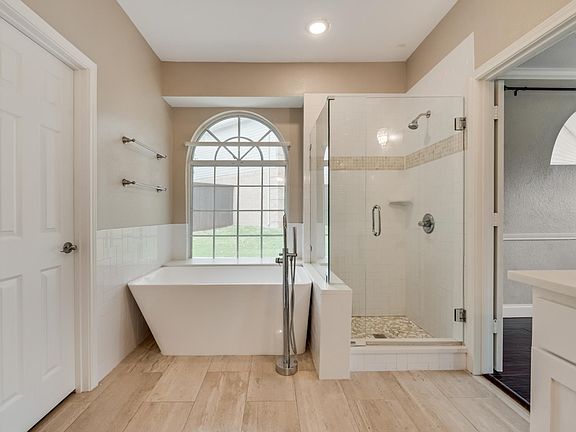 3rd image of 214 Sherwood Dr
