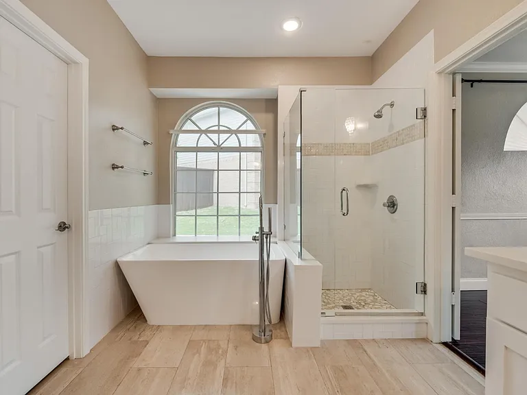 214 Sherwood Dr — Photo 3