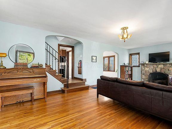 5th image of 742 Montrose Ave