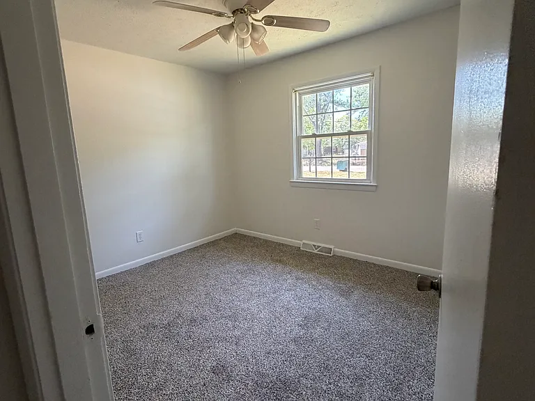 112 Longwood Ln #B — Photo 9