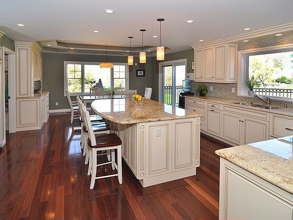 Gourmet Kitchen - center island and separate eating area