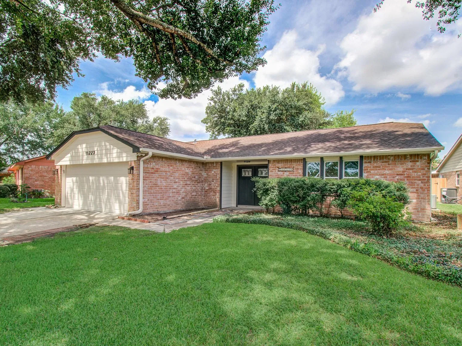 3 bed, 2.0 bath, 1419 sqft, $2,300 — Photo 4