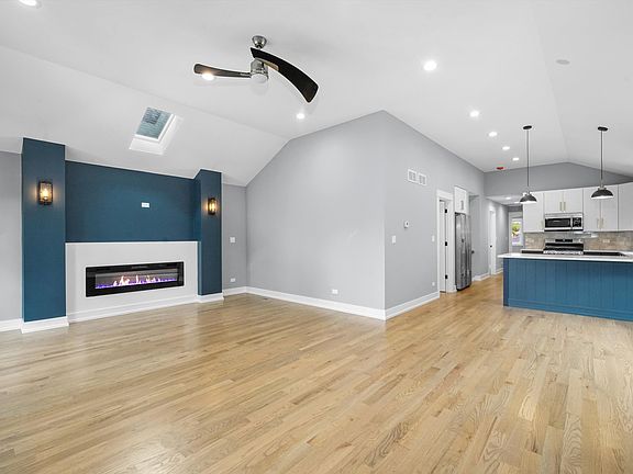 4th image of 3727 1/2 Wesley Ave