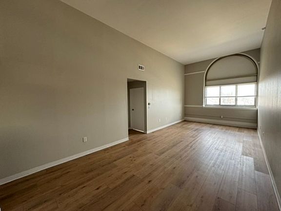 3rd image of 316 N College St #Bdb267458