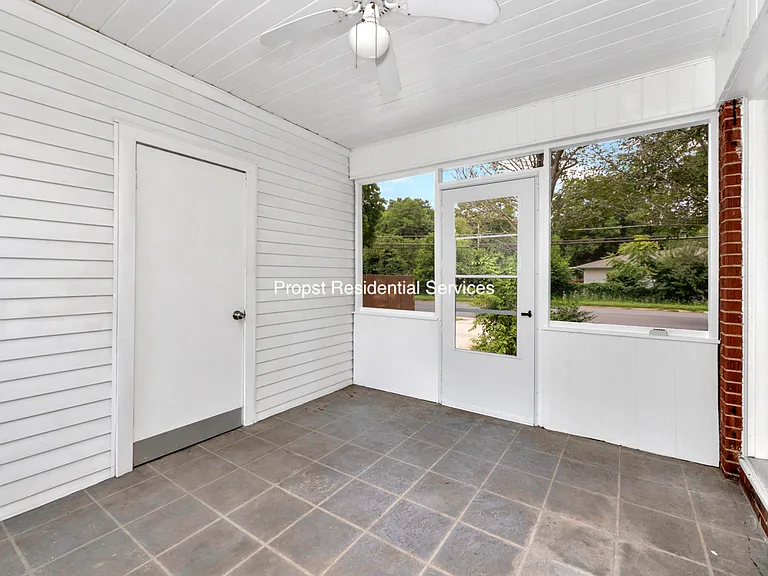 823 Stanhope Dr NE — Photo 26
