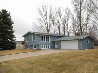 706 4th St SE, Rugby, ND 58368