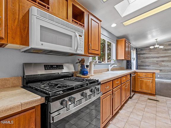 5th image of 2382 W Rock Island Ave