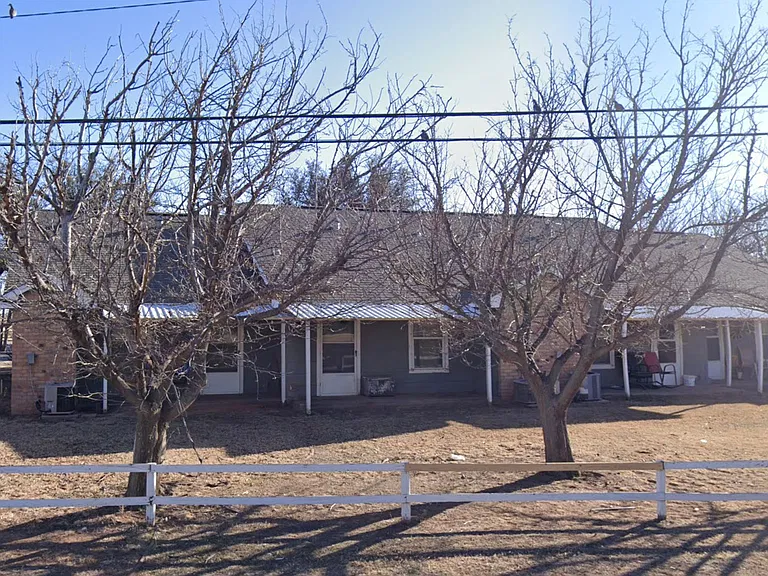 610 W 8th St — Photo 2