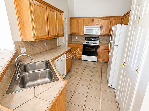 4th image of 2107 Charleston Ct APT A