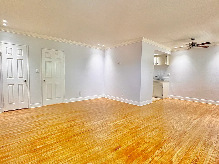 1506 S Barrington Ave #103 — Photo 6