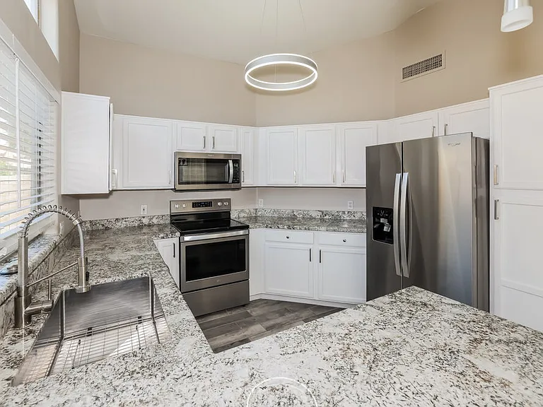 3916 E Morrow Dr — Photo 7