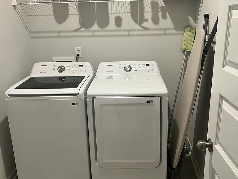 washer/dryer area