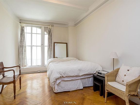 3rd image of 140 W 71st St APT 4E