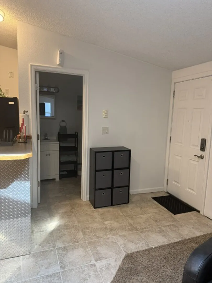 Open Concept, Spacious, Relaxing Studio — Photo 4