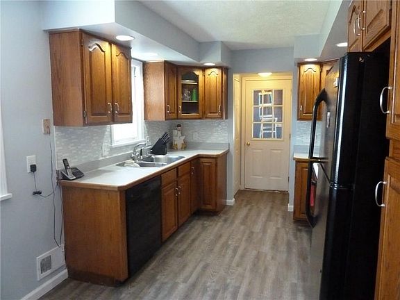 3rd image of 126 Parkview Ter